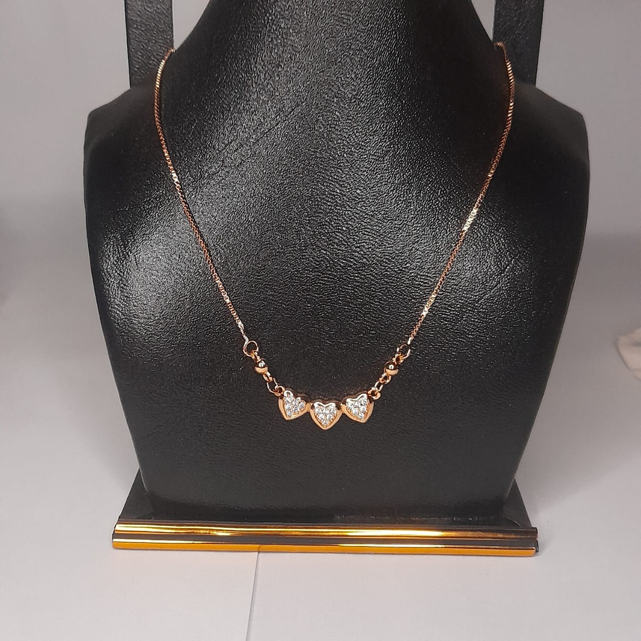 Elegant Golden Locket – Stylish Pendant Necklace for Women